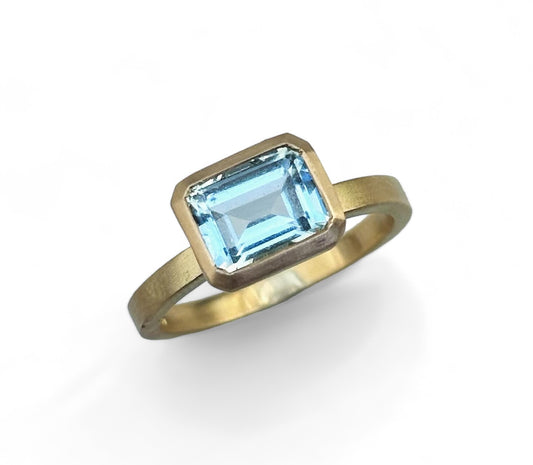 18ct Aquamarine solitaire ring